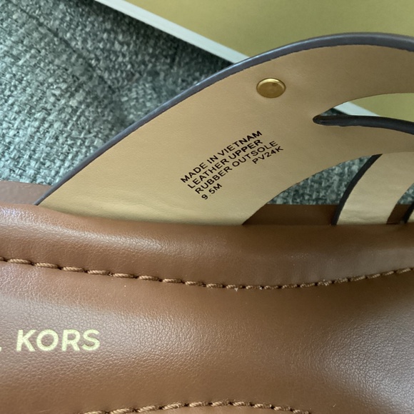 MICHAEL Michael Kors Nora Toe Ring Leather Sandals, size 9.5 - Picture 7 of 12